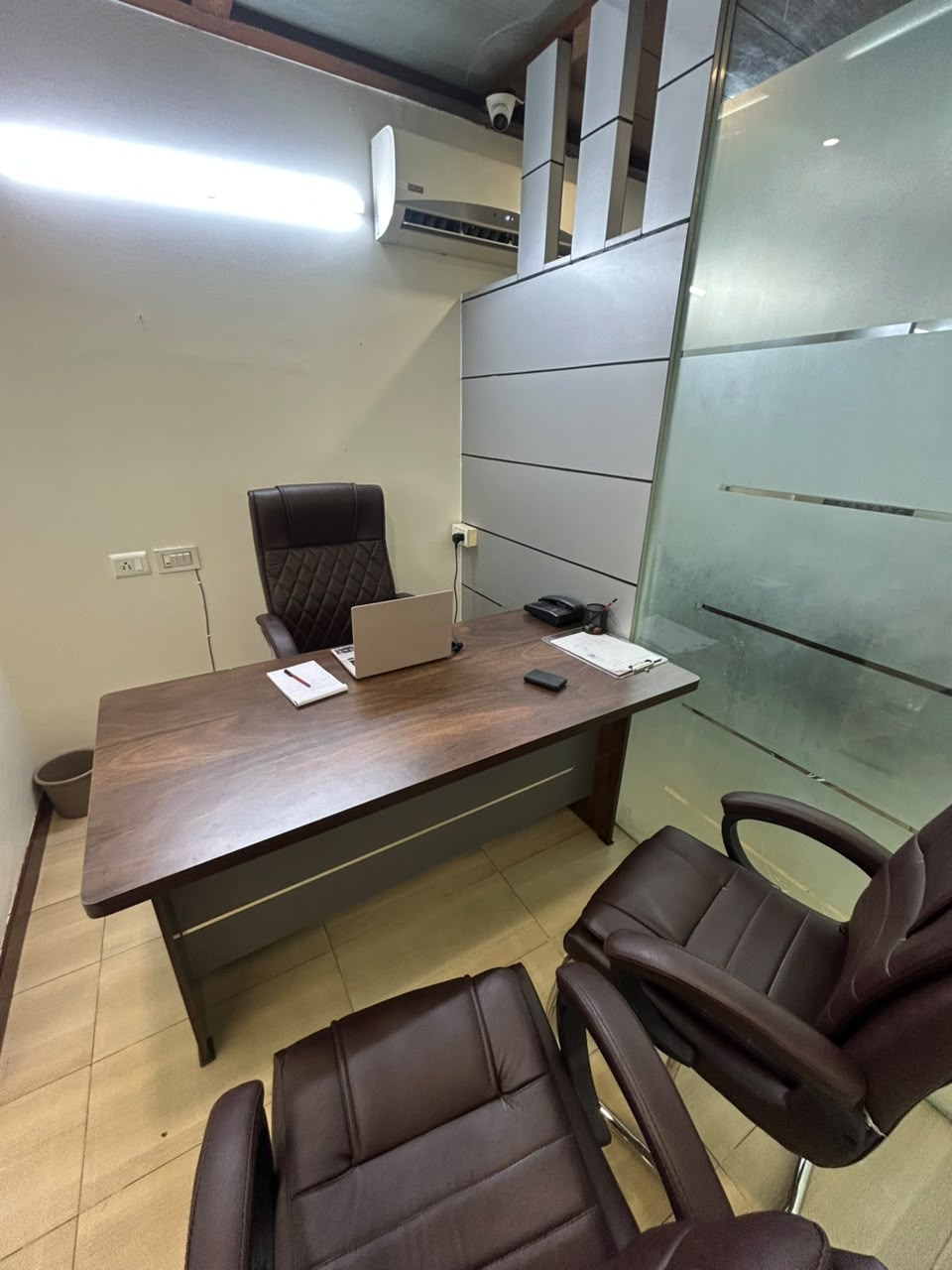 Globe Grad Office 3